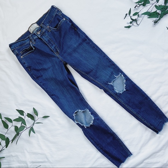 Free People Skinny Blue Jeans Ripped Knee Raw Exposed Hem - Picture 1 of 3